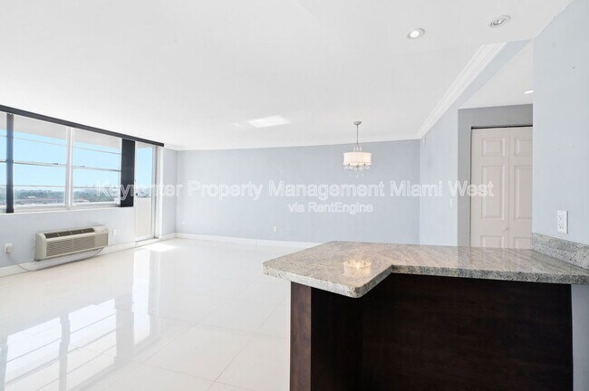 Building Photo - 5313 Collins Ave