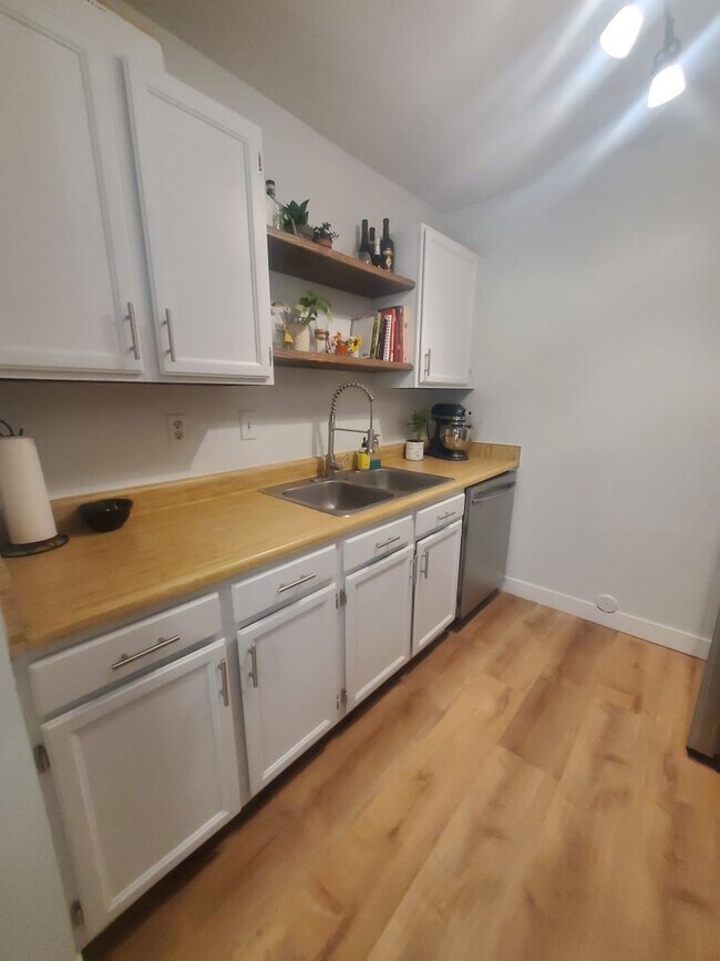 Building Photo - Updated and Spacious 1 Bedroom with Attached Garage!