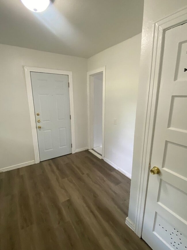 Building Photo - 3 Bedroom 1 Bath House Near Westmoreland R...