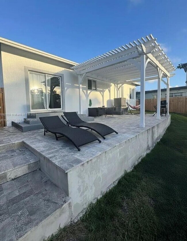 Building Photo - 655 NW 24th Ave