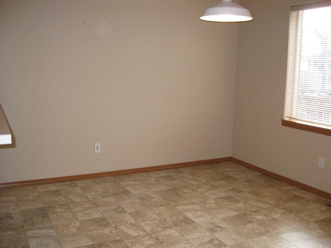 Building Photo - 2-Bedroom Duplex in Prime Corvallis Location!