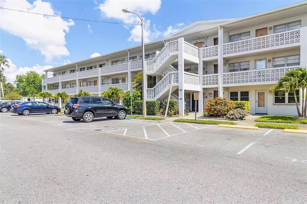 Building Photo - 1001 77th Ave N