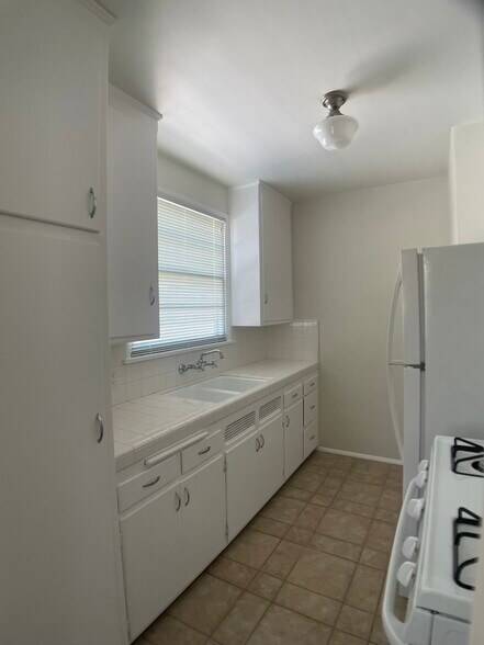 Kitchen - 1008 Euclid St