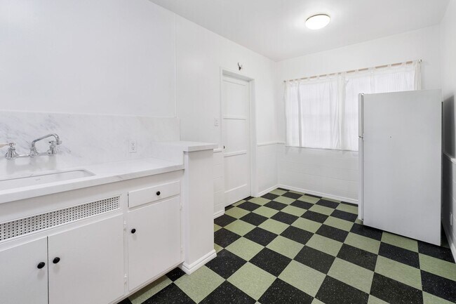 Building Photo - Spacious 1-Bedroom 1-Bath apartment in Los Feliz