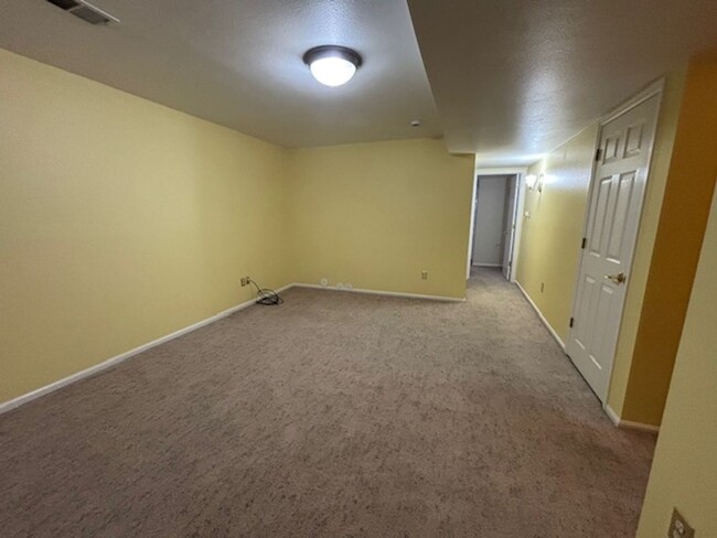 Building Photo - Beautiful four bedroom townhouse with doub...