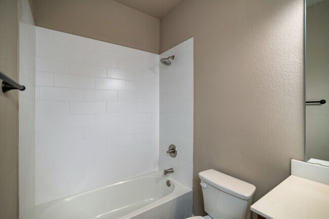 Building Photo - GORGEOUS 3 BEDROOM DUPLEX LOCATED IN MIDLO...