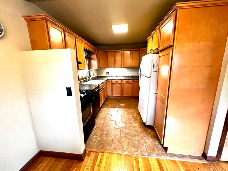 Building Photo - 1160 W Stover St