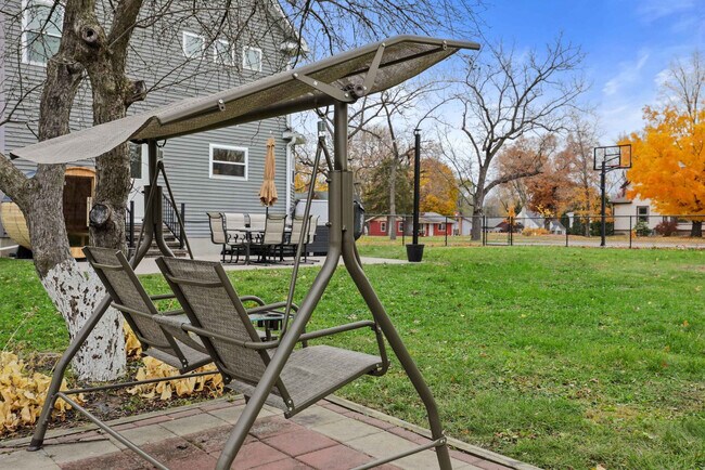 Building Photo - 924 Capital St