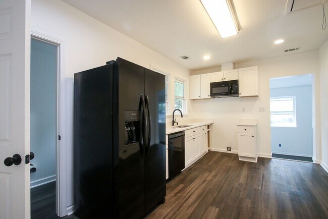 Building Photo - Spacious 4 Bedroom, 2.5 Bath Home in Savan...