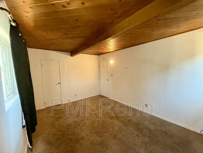 Building Photo - 335 Denslowe Dr