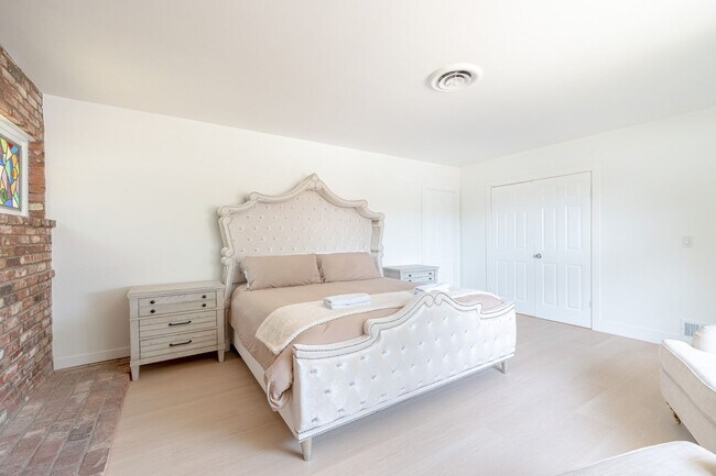 Building Photo - Relaxing 4BR Family Home Near Attractions ...