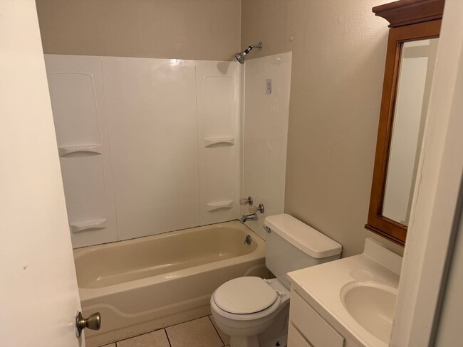 Building Photo - 2 Bed 1 Bath Duplex