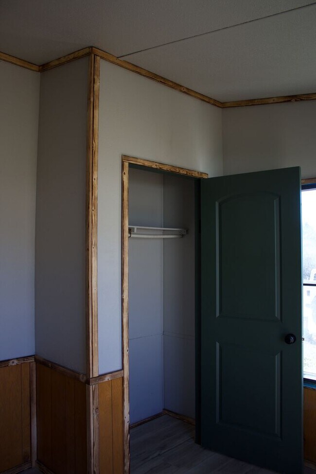 Building Photo - Remodeled 3 bed 2 bath - Cassville