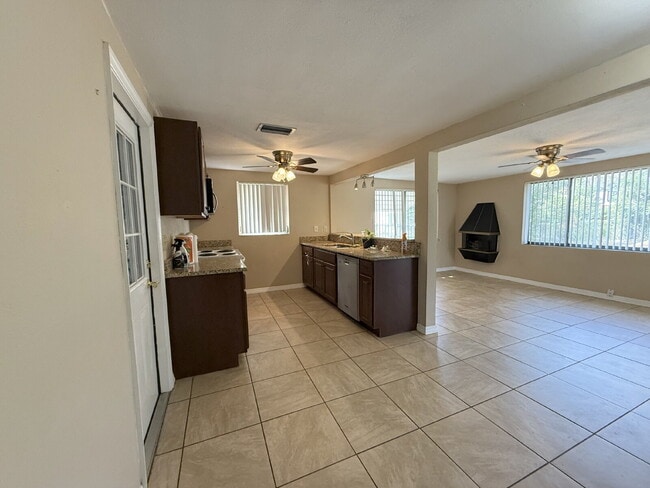Building Photo - 2-Bedroom Retreat with 1.5 Baths in Holiday, FL!
