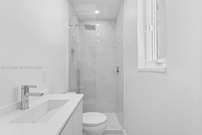 Building Photo - 5661 Pine Tree Dr