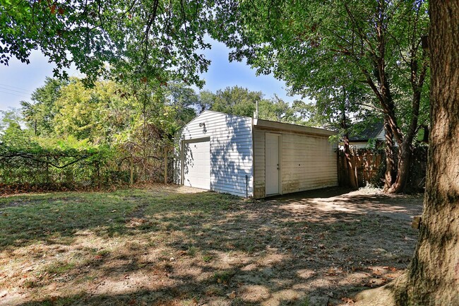 Building Photo - BOND HILL-  3 STORY 3 BEDRM 2 FULL BATH OPEN FLOOR PLAN w GARAGE