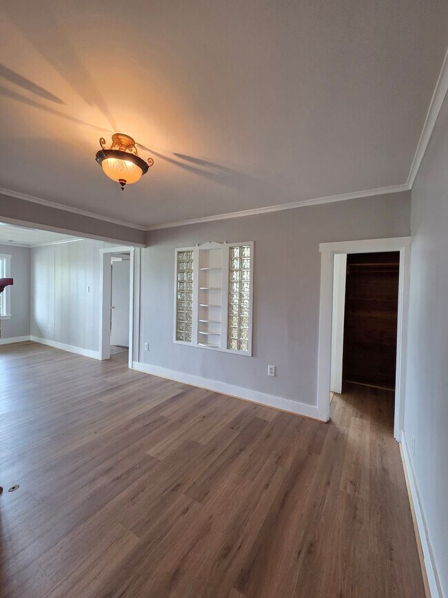 Building Photo - Sweet Home on Spring Street! 2 Bed, 1 Bath w/ Fenced Yard & Carport!