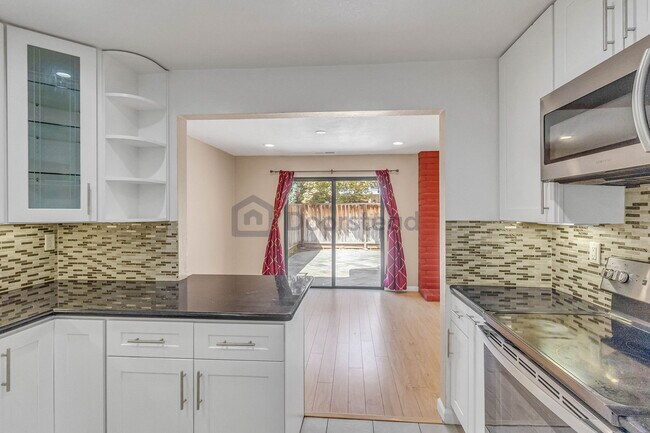 Building Photo - 1362 Casa Ct