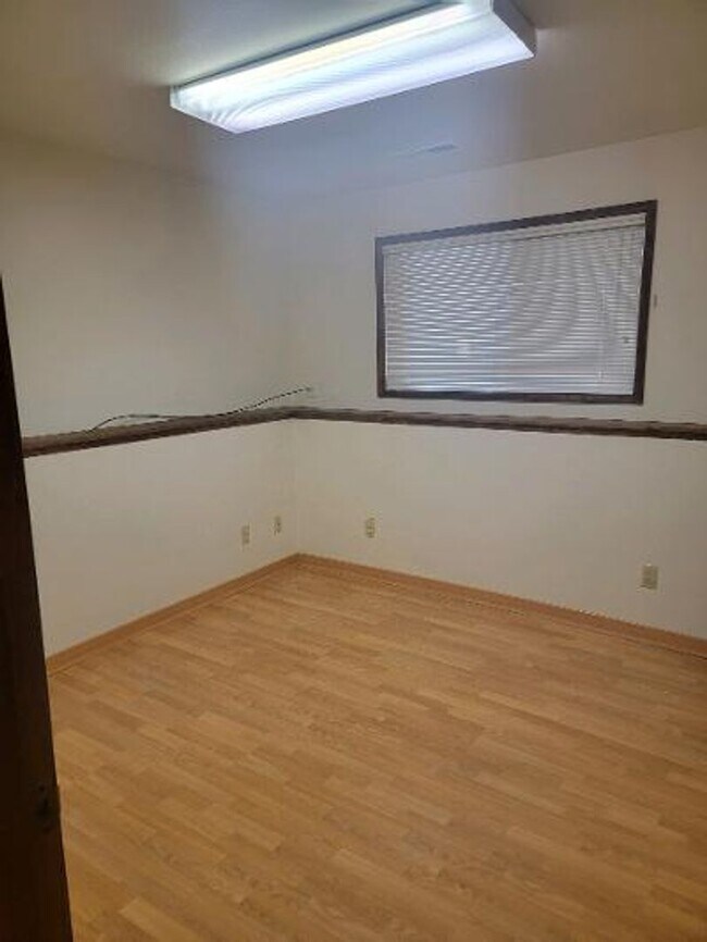 Building Photo - Classic North Tacoma 4 Bedroom Tri-Level with Peak a Boo View!