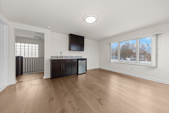 Building Photo - 462 W Stadium Blvd