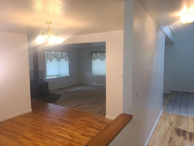 Building Photo - 5 Bedroom 3.5 Bathroom in Bothell (North C...