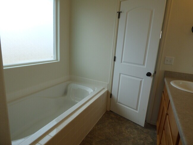 Building Photo - Spacious 3 Bedroom, 2.5 Bathroom Home in Berthoud- Easy Commuting!