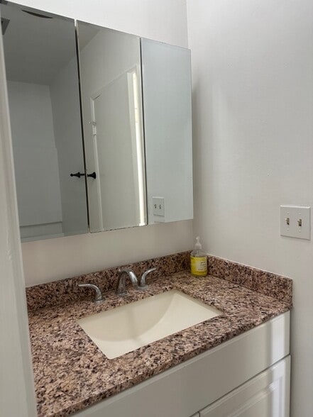 1/2 bath - 8346 Manitoba St