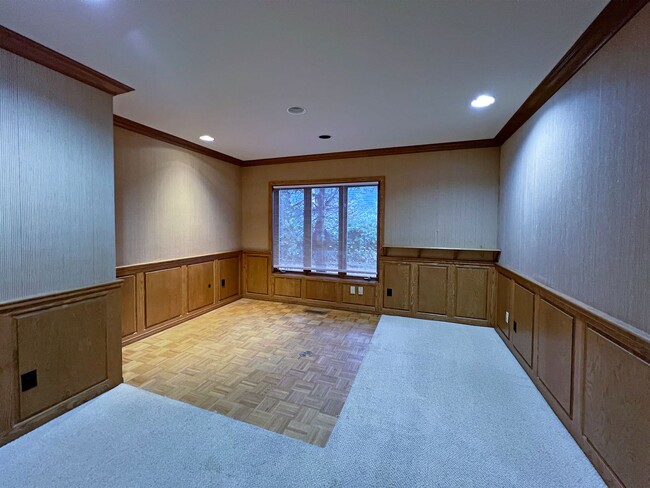 Building Photo - Gated Sound view home Des Moines area, 4 bed plus den 2.5 bath 3900 s/f, Available NOW!!!