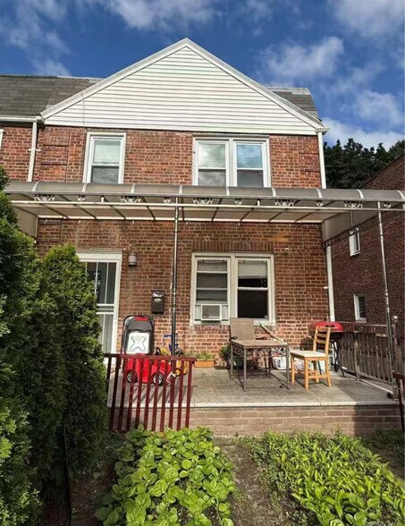Building Photo - 68-48 Selfridge St