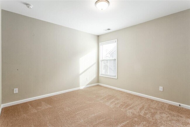 Building Photo - 2105 Greencrest Cir
