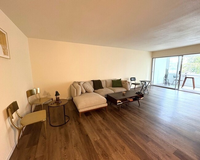 Building Photo - Ventura Living Made Easy – Updated 2 Bed Condo