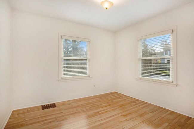 Building Photo - 2444 Richards Dr SE