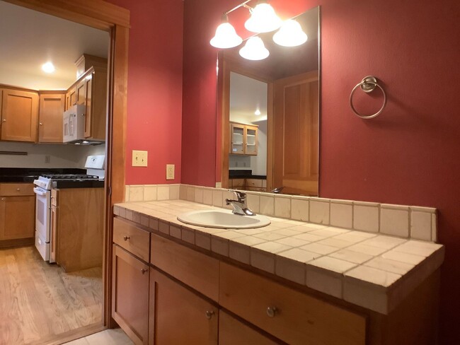 Building Photo - Three bed home with Den/Office in beautifu...