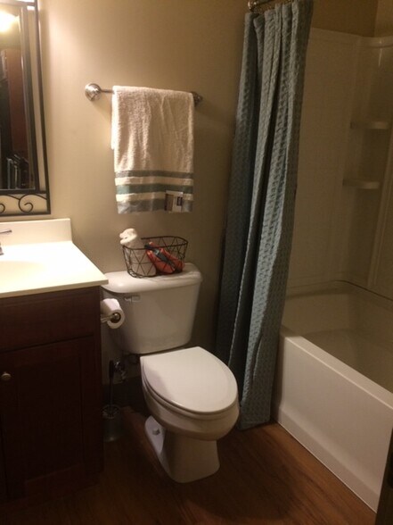bath - 1134 Locust St