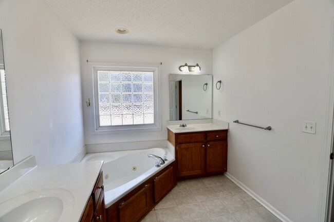 Building Photo - 3065 Temple Rd