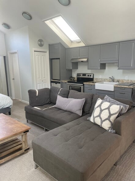 Comfortable sofa for TV watching or rekaxing - 1715 Lincoln Ave