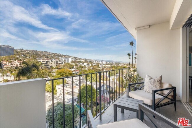 Building Photo - 818 N Doheny Dr
