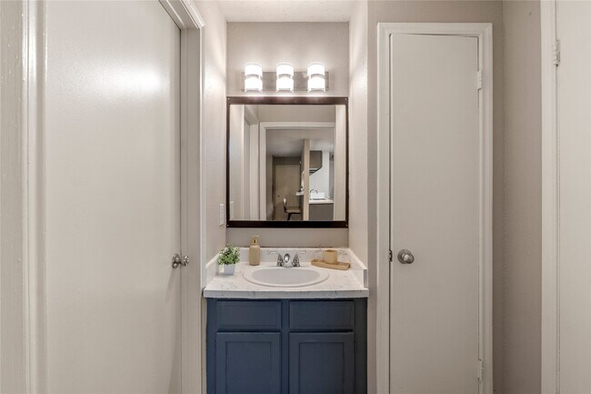 Building Photo - 8923 Antoine Dr