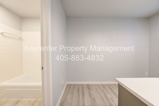 Building Photo - REMODELED 2 Bed 2 Bath 1 Mile West from Campus!