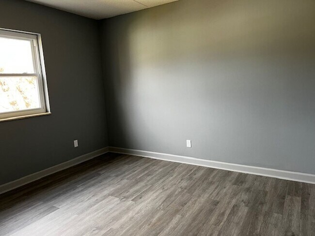 Building Photo - Maryville 37803 - 1 bedroom, 1 bath Apartment - Contact Troy Adams (865)233-6949