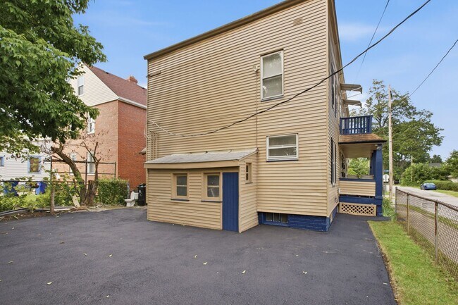 Building Photo - 689 Midland Ave