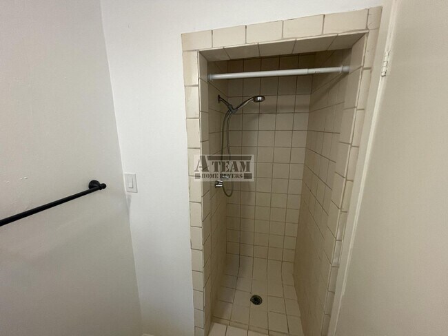 Building Photo - Newly updated 3 Bedroom 2 Bath located in ...