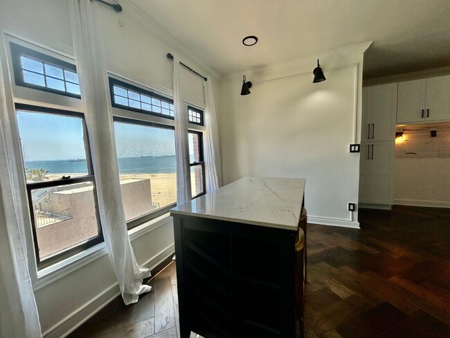 Building Photo - 7th Floor Studio Condo in Historic Buildin...