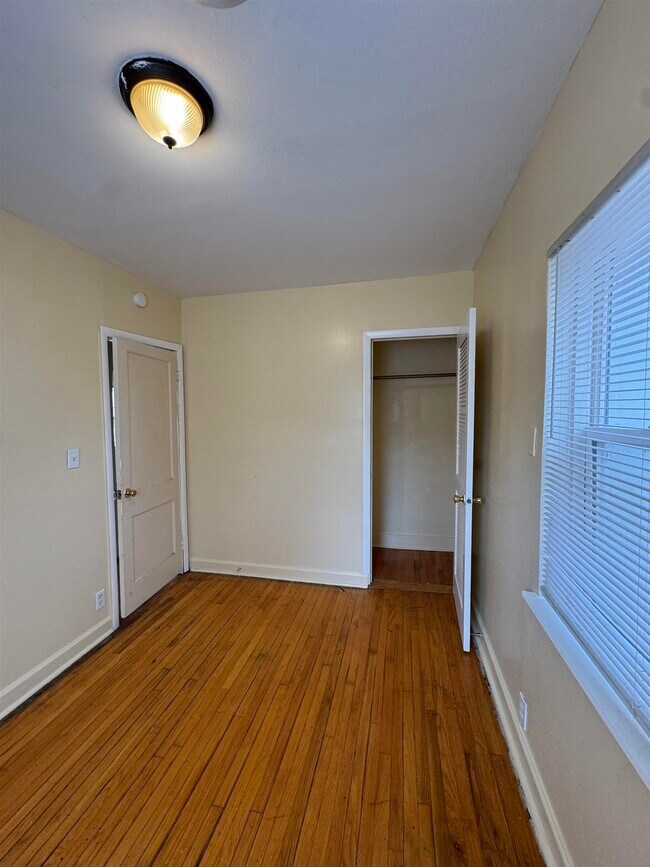 Building Photo - 2824 School St