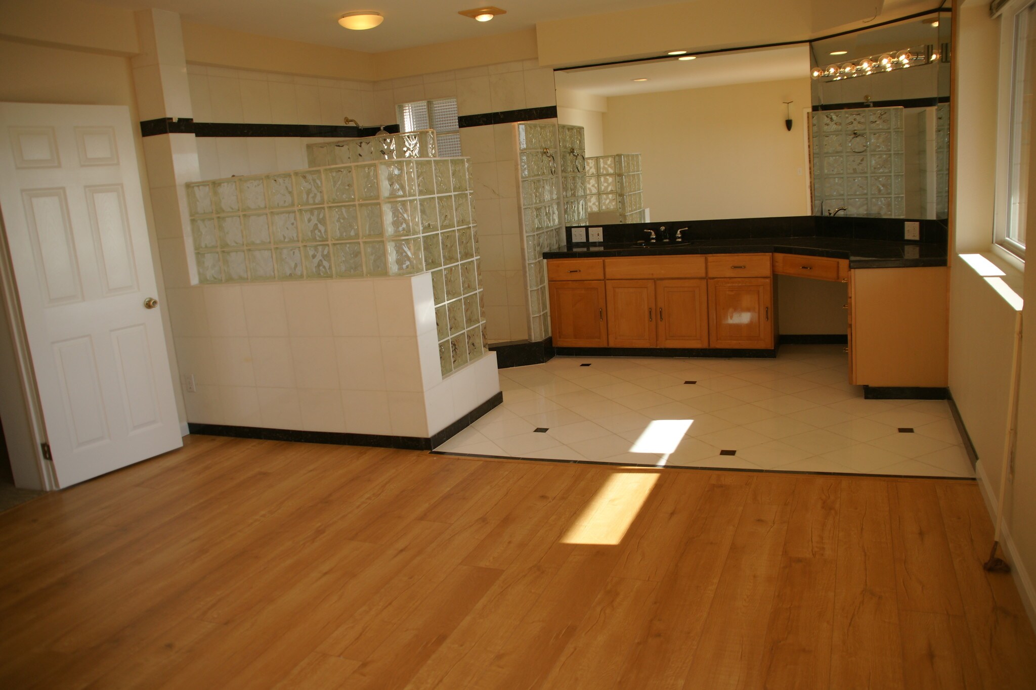Building Photo - 220 Shoreview Dr