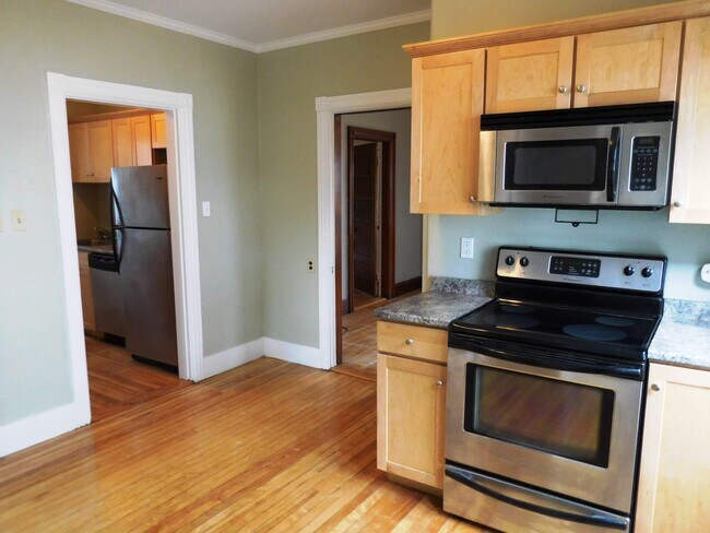 Kitchen - 488 Woodford St