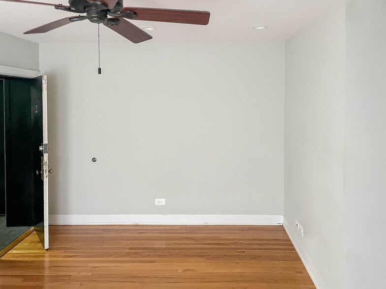 Building Photo - 538 W Cornelia Ave