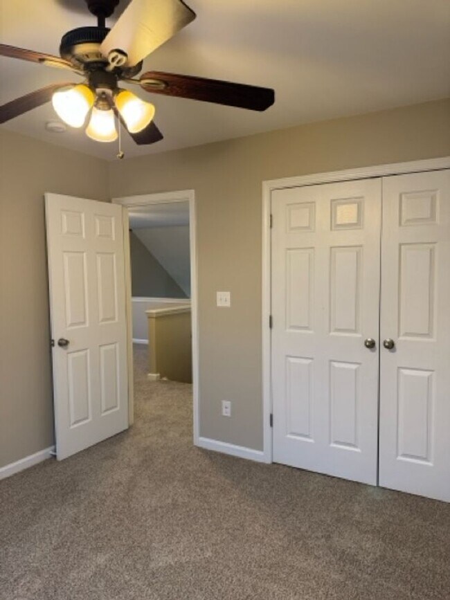 Building Photo - 3 Bedroom Townhouse with a Loft Area and a...