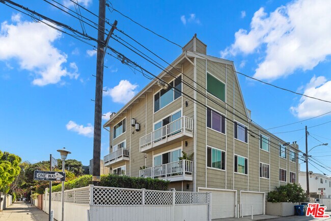 Building Photo - 10 19th Ave