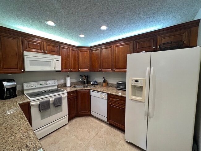 Building Photo - 221 Pine HOV Cir